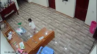 Nghịch bị mẹ đánh đòn