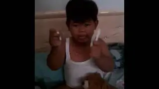 Zidni main terompet dari sedotan