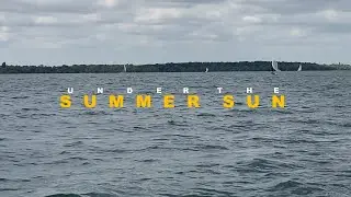 Under the summer sun : #wingfoil qui vient longer le voilier