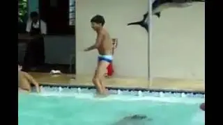 Menino Dançando na beira da piscina muito engraçado.! kkkkkkkkkkkkkkk