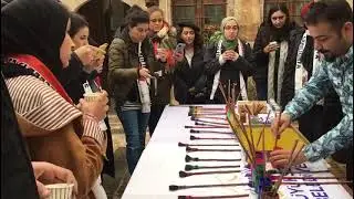 DÜNYANIN FARKLI ÜLKELERİNDE GELEN TURİSTLERE EBRU SANATI