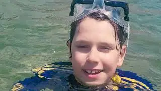 Алекс Греція на човні та на руїнах