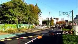 田端機関区-尾久間の踏切を通過するDE10-1667