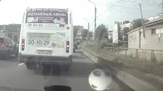 Лавировал, лавировал...: Водитель маршрутки в Орле повез людей через гаражи