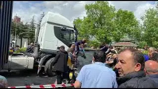 Nevşehir'de faciadan dönüldü: Tır İl özel idaresine daldı
