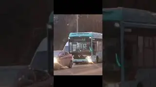 Автобусы Volgabus 4298.G4(GNG) №10233,№10228,№10221 в Москве проезжают оставновку Цариков переулок