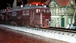 ВЛ-80с ( три секции ) и 79 вагонов.