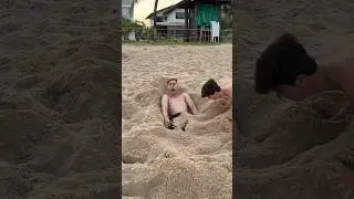 Trolagem ESCONDIDO na Areia da Praia😱 #shorts
