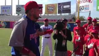 Yadier Molina e Hiram Burgos comparten consejos durante clínica de béisbol del Clásico Mundial