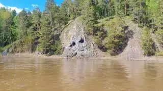 Скала в виде лица или черепа. (р. Ангара)