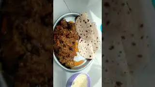 aaj ka dinner.. village style m bnaya humne .. desi chicken msala or roti..😋😋