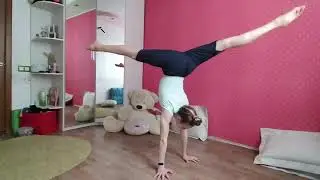 КАК НАУЧИТЬСЯ СТОЯТЬ НА РУКАХ. УРОК ПО ГИМНАСТИКЕ