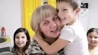 ОСОБЕННЫЙ СЫН РЕАКЦИЯ НА МНОГО ЛЮДЕЙ В ДОМЕ .