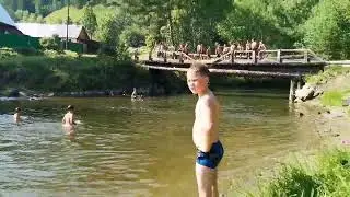 Сибирь. Хакасия ЛЮДИ ПРЫГАЮТ С МОСТА И КУПАЮТСЯ В ЛЕДЯНОЙ ВОДЕ ГОРНОЙ РЕКИ