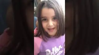 גלי הקטנה צוחקת