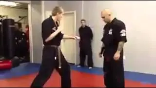 Mann tritt einem Mann in die Eier