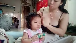 sáng sớm buột tóc cho con gái.#breastfeeding @nguyenquoctrung1988