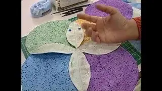 Tia Lili na TV: falsa janela da catedral num caminho de mesa