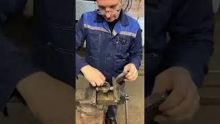 Такую течь на водосчётчике, самому не устранить.
