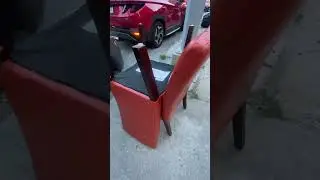 FAMÍLIA RICA JOGOU AS CADEIRAS NOVAS NO LIXO