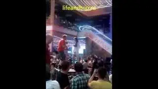 Смешные танцы немца с девушкой go-go.