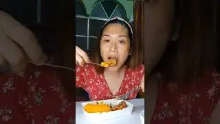 How to eat fresh chillis with Sizzling Burger Patty 