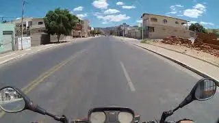 avenida vazia em macaúbas.