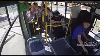 Мать с ребенком хотела выпрыгнуть из автобуса без водителя и попала под колеса