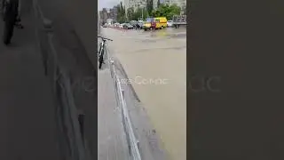 В Киеве снова прорвало трубу. Дорогу затопило
