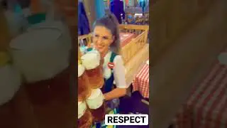 L’abilità delle cameriere dell’Oktober Fest