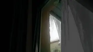 Течёт вода по стене