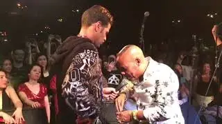 Elito Revé hace esto en pleno concierto en París