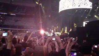 Fresh off The Runway - Rihanna - Live Stade De France - DWT