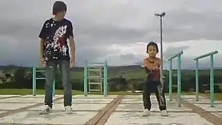 Танцует очень красиво