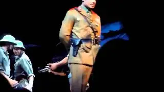 Robin van den Akker als Thuy in Miss Saigon