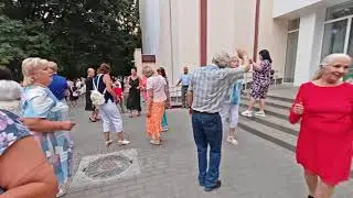 31.08.24г..."Бабушки - Старушки"... исп. Василий Журавлев... в Гомельском парке...