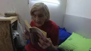 Бабушка читает сказку: 