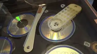 Sony 5 Disc CD Changer Playing CDs - CD Player in Action