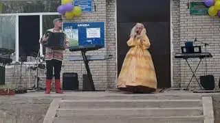 В ручье лежит, мужик ничей...