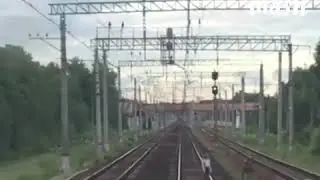 Машинист затормозил перед девочкой, вставшей на путях