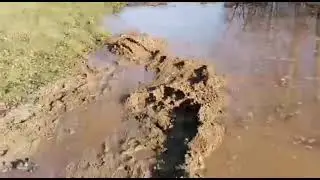 РЕПОРТАЖ ИЗ ДЕРЕВНИ, ПОРЫВ ТРУБЫ ЦЕНТРАЛЬНОГО ВОДОСНАБЖЕНИЯ