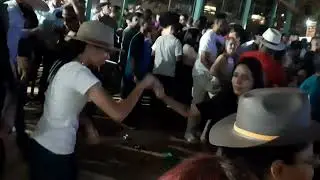 FÁBIO E FABINHO-INTERPRETANDO-BARQUINHA  DE OURO AO VIVO