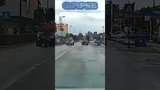 Attraversava sulle strisce e c'è mancato un pelo... DashCam Italia #shorts