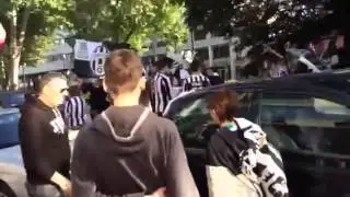 Un napoletano passa mentre i tifosi veneziani festeggiano lo scudetto della Juventus