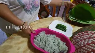 Kelupis pulut bunga telang dimakan dngan sambal...
