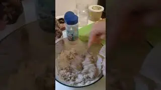 Яблочный открытый пирог на сковороде ... Из цельнозерновой муки , с финиками вместо сахара