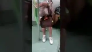 Mujer regala sus tenis a una mujer descalza en el Metro de la CDMX
