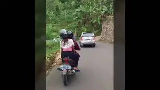 bokong semok mbaknya yang di depan