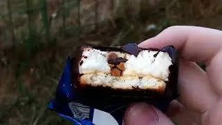 Ем сырок возле леса