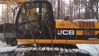 Экскаватор заводит краз с тралом